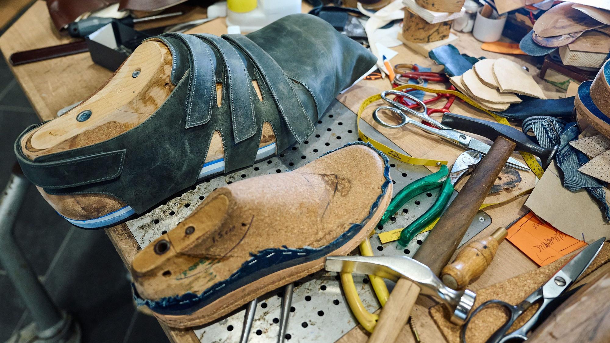 In der Werkstatt von Schuhmacher Georg Wessels liegt einer der noch unfertigen neuen Schuhen für Jeison Rodriguez.