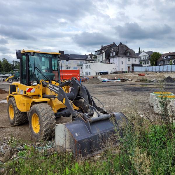 Wann wieder Baufahrzeuge auf dem brachliegenden Merkur-Gelände in Waldbröl anrollen, ist der derzeit noch völlig offen. Aber Ende Mai sollen die Arbeiten für den neuen Grünzug-Ost beginnen.