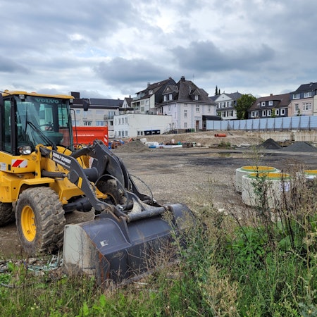Wann wieder Baufahrzeuge auf dem brachliegenden Merkur-Gelände in Waldbröl anrollen, ist der derzeit noch völlig offen. Aber Ende Mai sollen die Arbeiten für den neuen Grünzug-Ost beginnen.