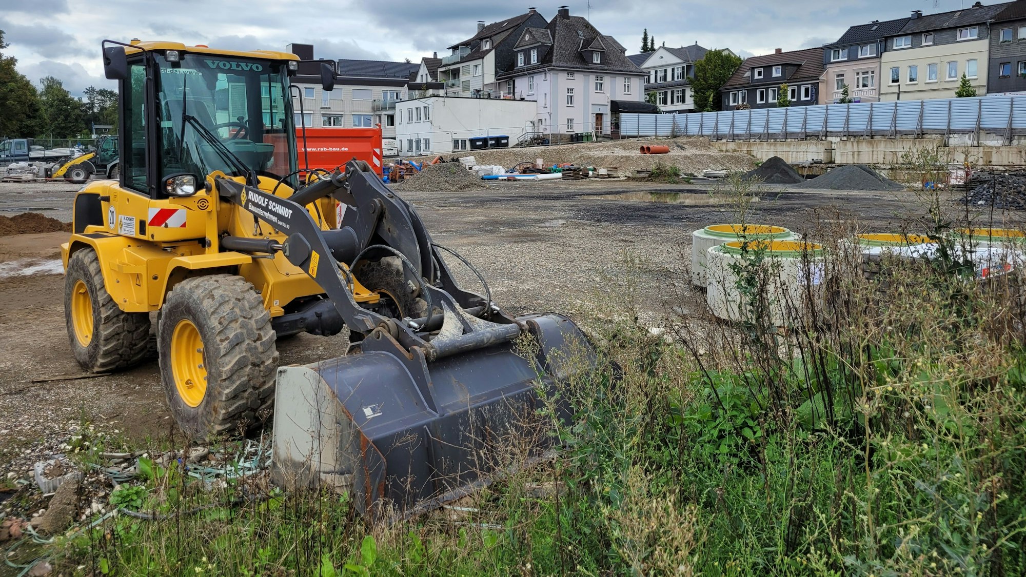 Wann wieder Baufahrzeuge auf dem brachliegenden Merkur-Gelände in Waldbröl anrollen, ist der derzeit noch völlig offen. Aber Ende Mai sollen die Arbeiten für den neuen Grünzug-Ost beginnen.