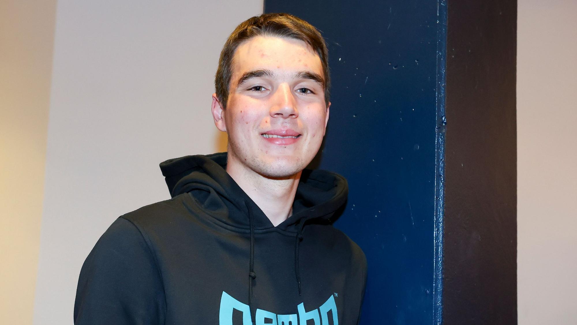 Rennradprofi Julian Borresch lächelt in die Kamera.