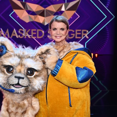Uschi Glas steht in ihrem Kostüm als Tapsi, der Babylöwe, auf der Bühne bei der ProSieben-Musikshow „The Masked Singer“.