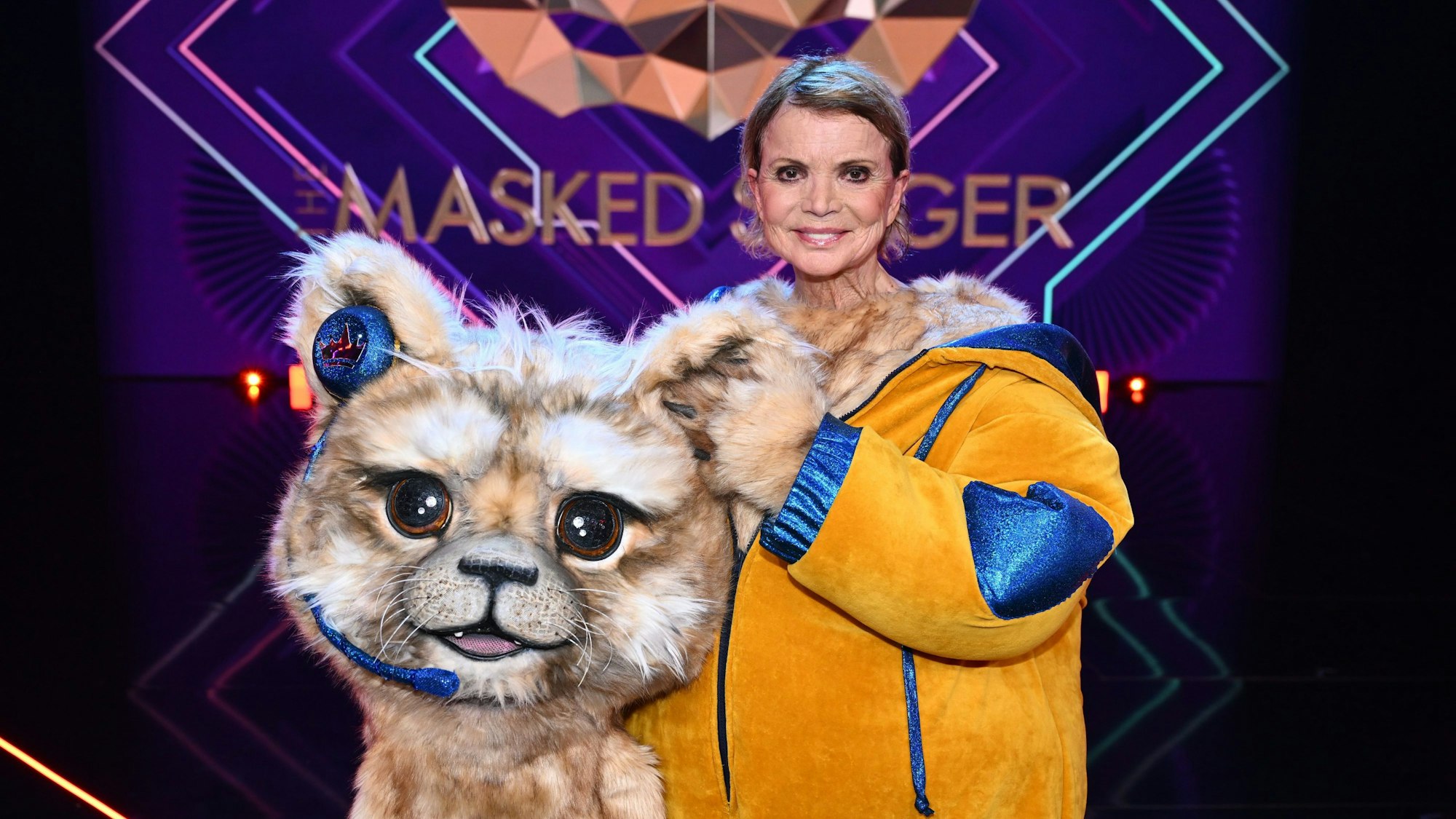 Uschi Glas steht in ihrem Kostüm als Tapsi, der Babylöwe, auf der Bühne bei der ProSieben-Musikshow „The Masked Singer“.
