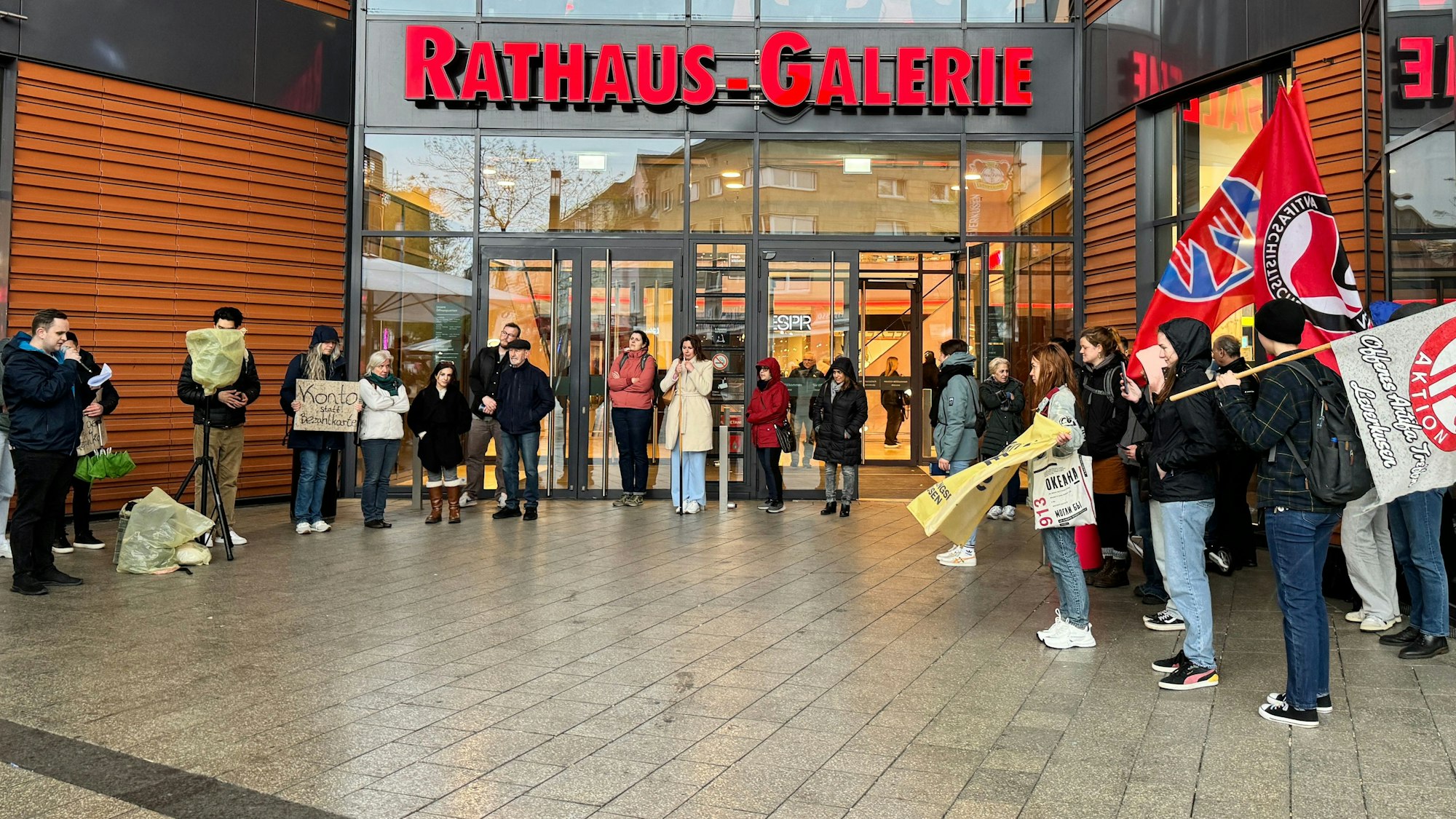 Demonstrierende stehen vor dem Eingang der Rathaus-Galerie in Wiesdorf.