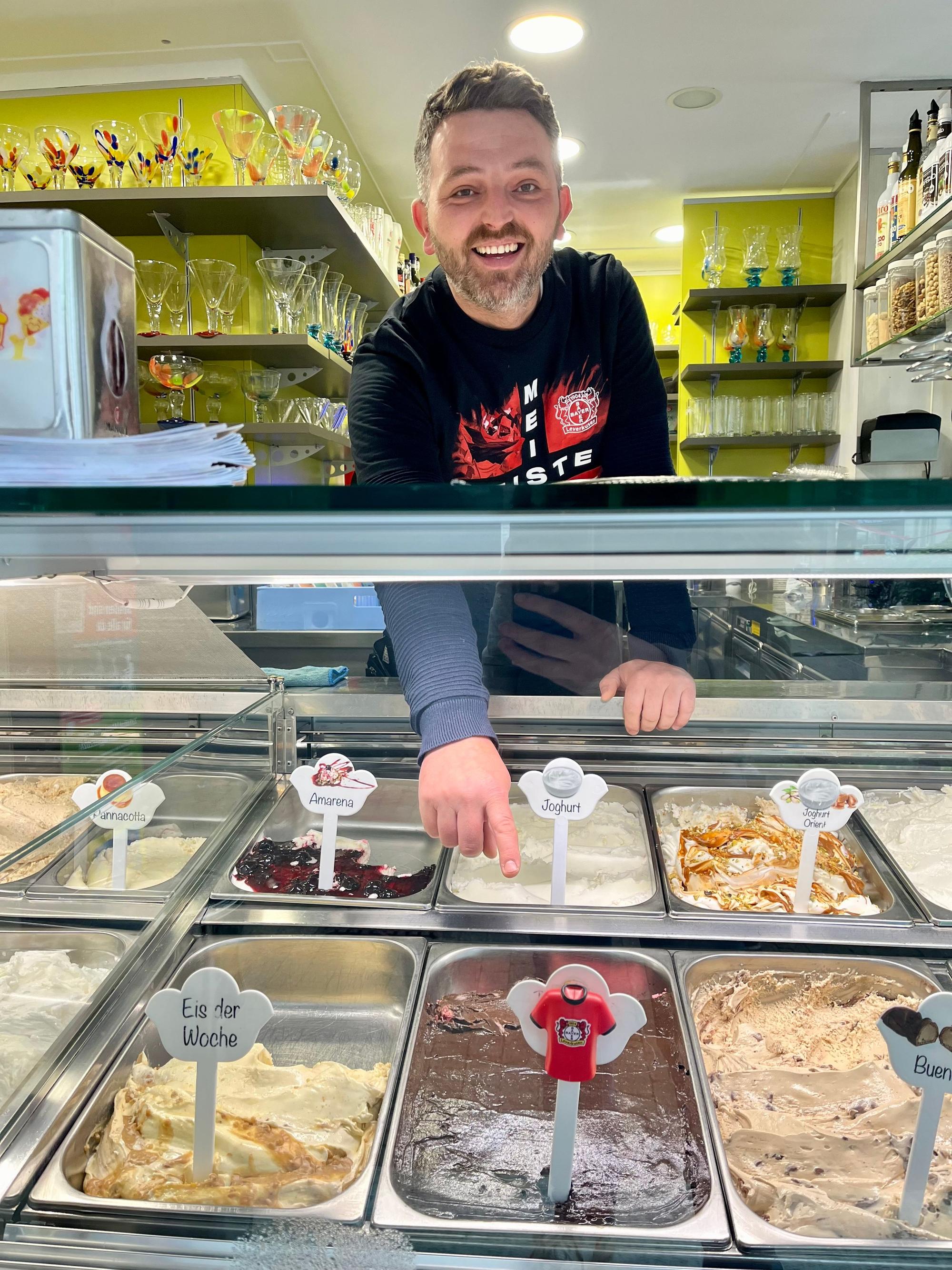 Jusuf Sinani serviert im Eiscafé Minini im Meister-Shirt das Meistereis