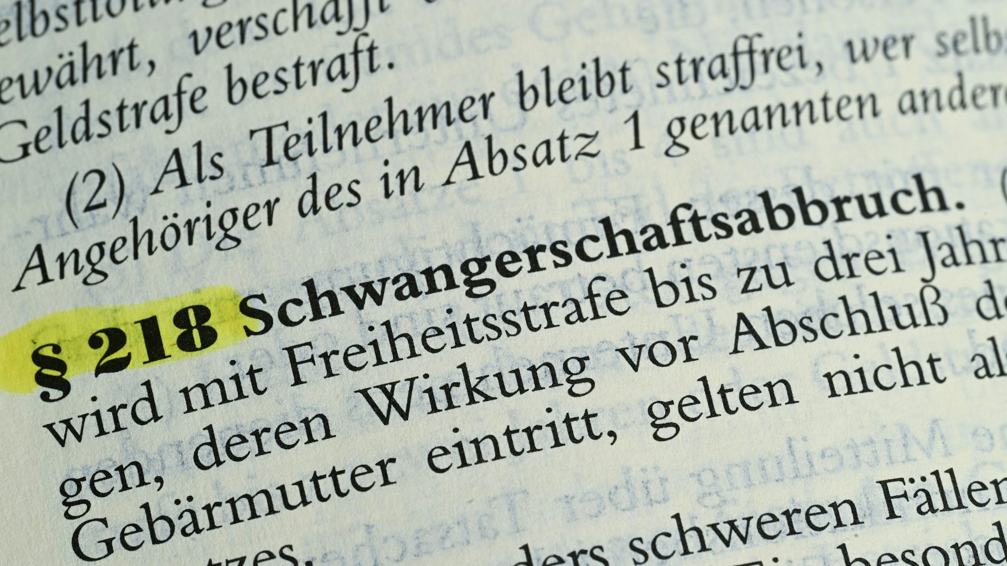 Der Paragraf 218 zum Schwangerschaftsabbruch steht in einem Habersack Gesetzestext.
