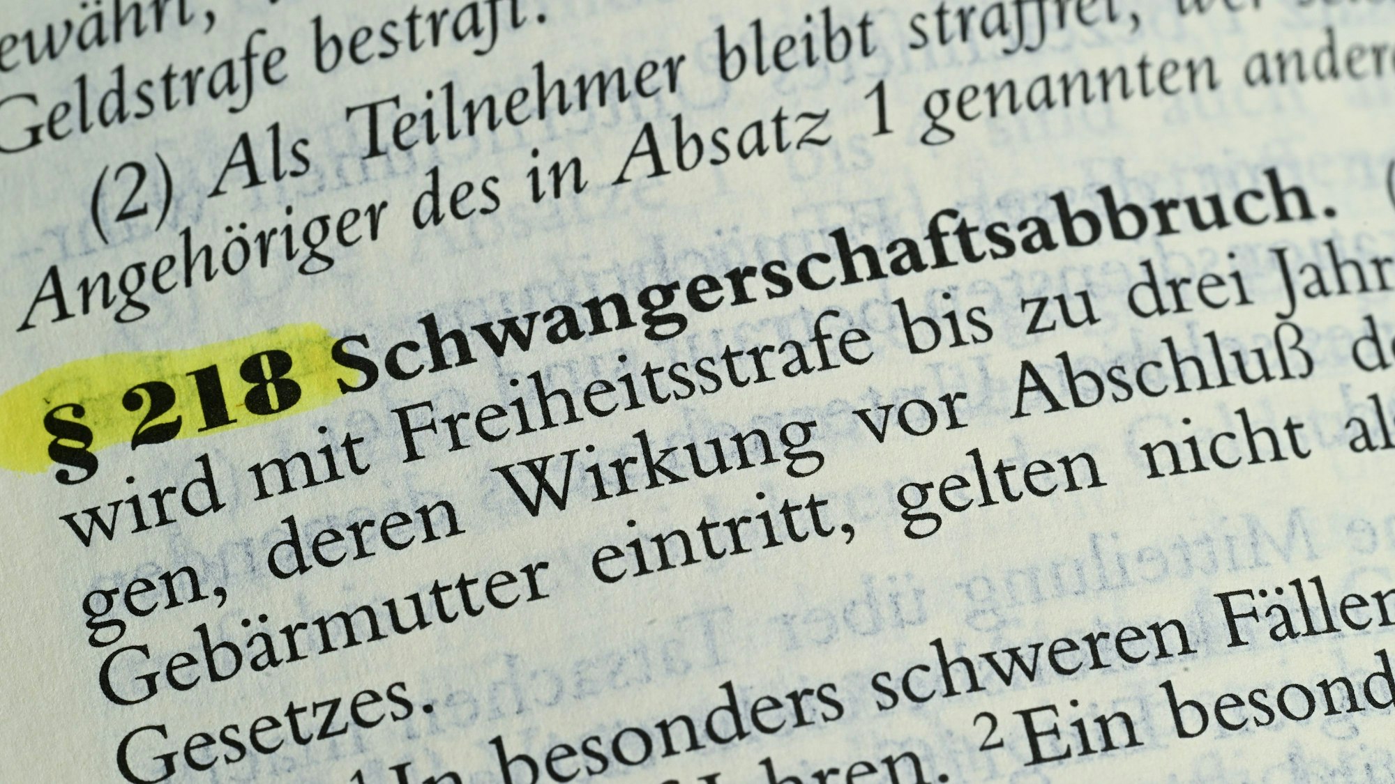 Der Paragraf 218 zum Schwangerschaftsabbruch steht in einem Habersack Gesetzestext.