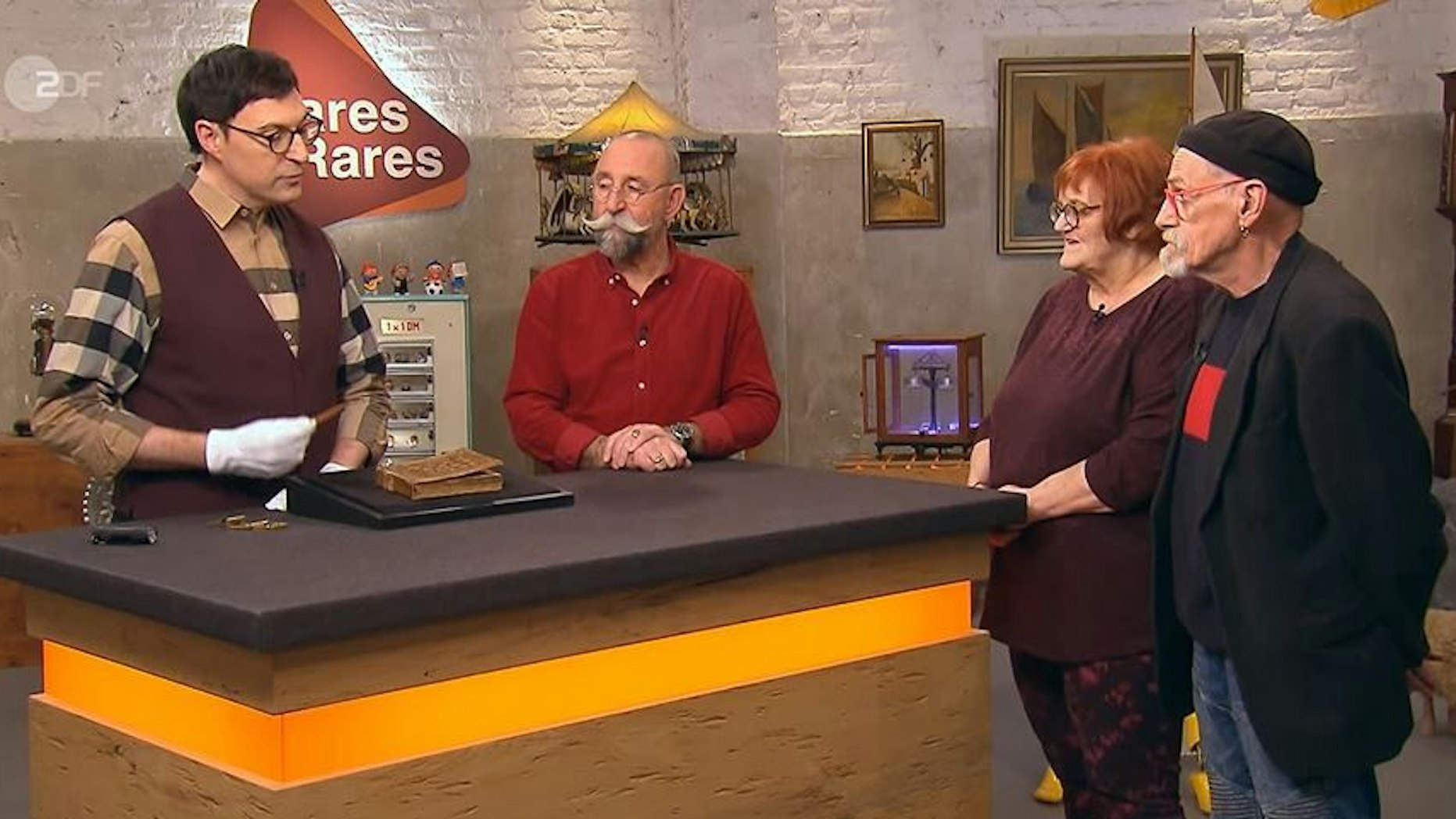 Das Ehepaar aus Gummersbach (v.l.) mit Horst Lichter bei der Expertise von Colmar Schulte-Goltz bei „Bares für Rares“.