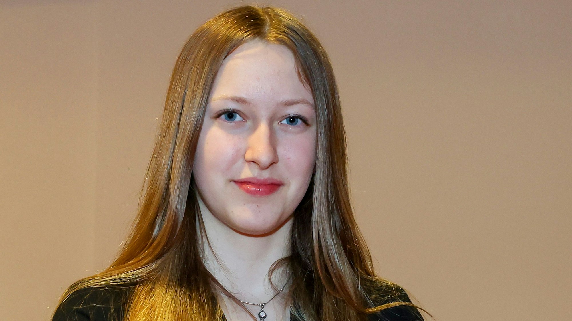 Lysanne Neumann blickt in die Kamera.