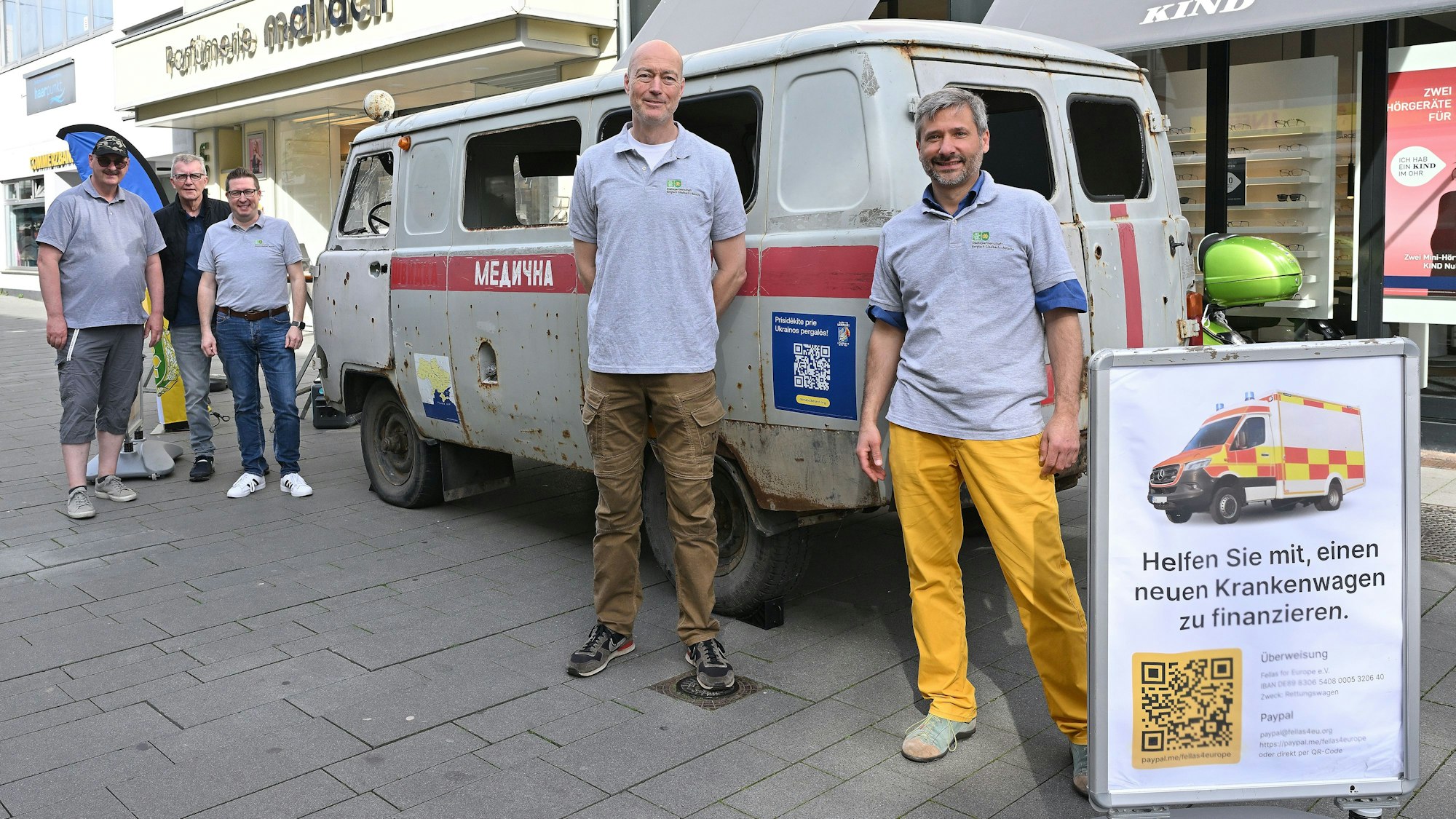 Zerschossener Krankenwagen aus Butscha auf Konrad-Adenauer-Platz