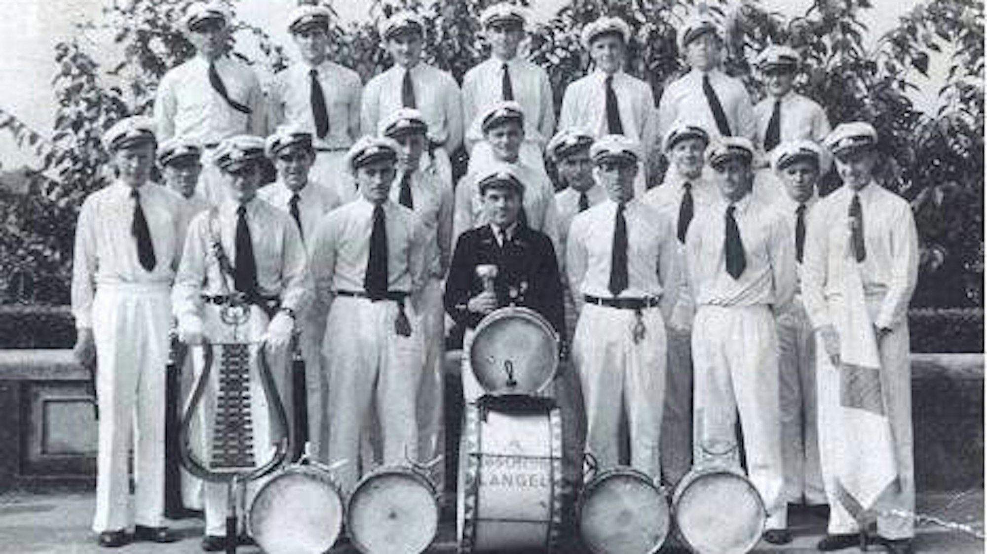 Ein schwarz-weiß-Bild aus alten Tagen: Der Spielmannszug der Freiwilligen Feuerwehr Köln-Porz-Langel.