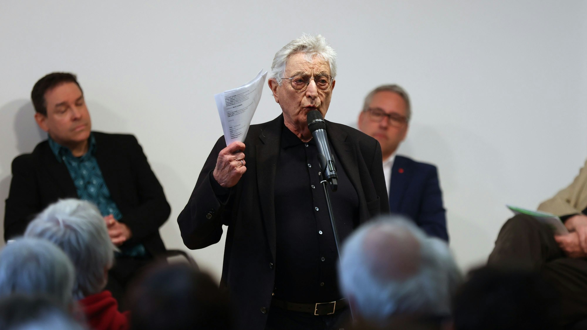 Dr. Gerhart Baum, Bundesminister a.D., bei einem Podium zu Wohnungskrise und Obdachlosigkeit in der Karl-Rahner-Akademie. Im Hintergrund Arndt Klocke und Christian Joisten.