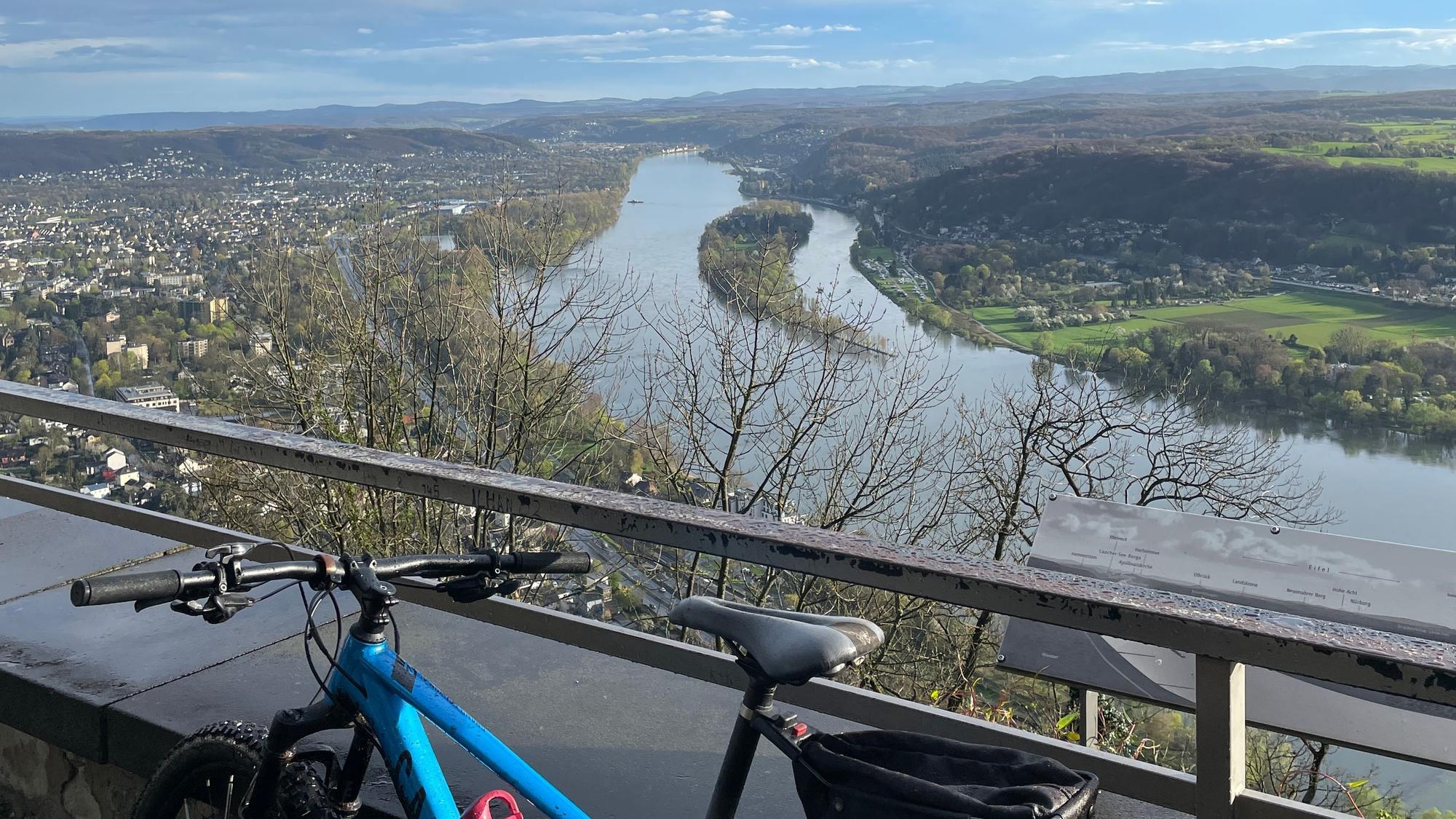 Ein Fahrrad lehnt am Geländer eines Ausblicks