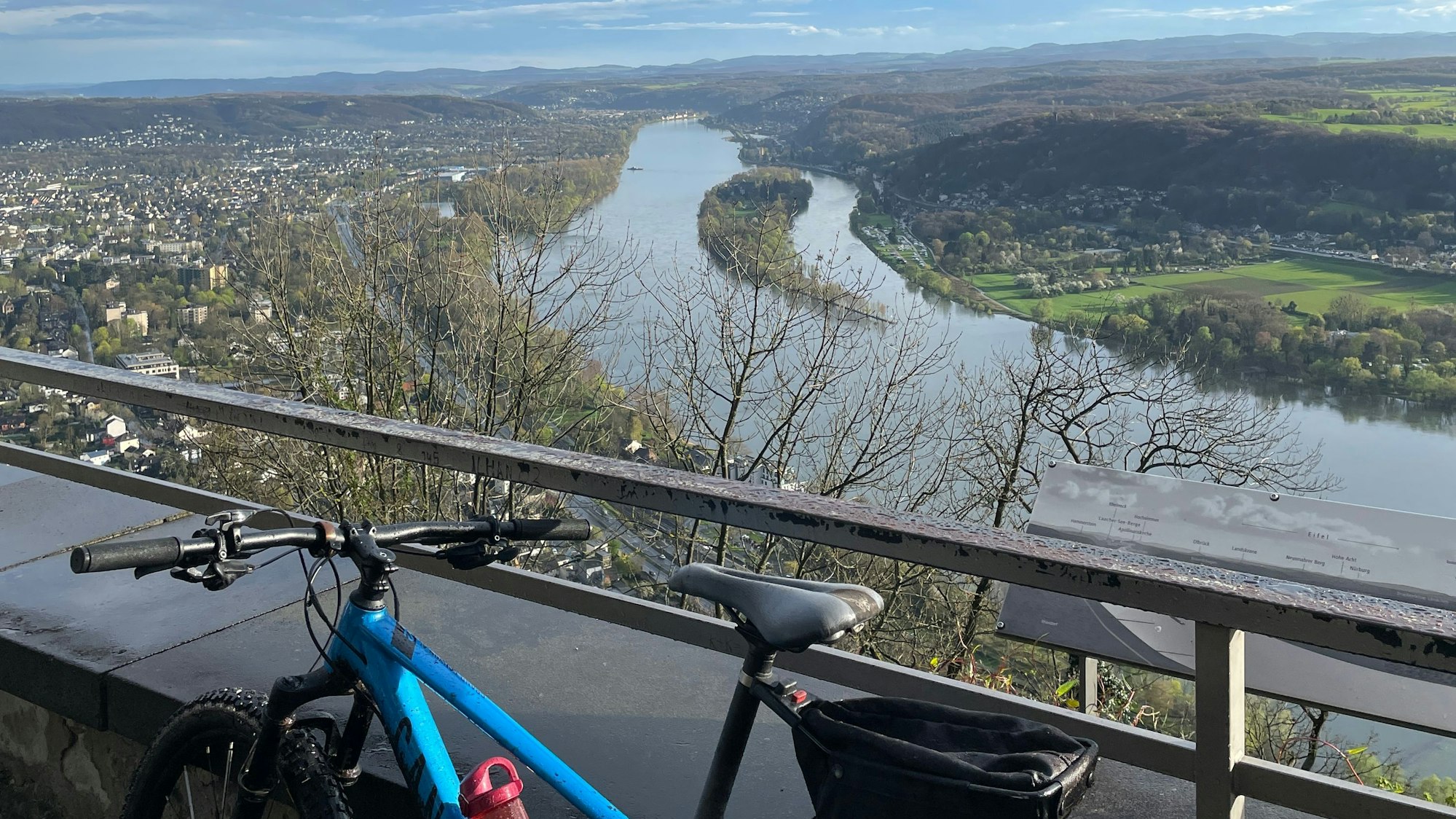 Radtour durch das Siebengebirge: Ausblick vom Drachenfels.