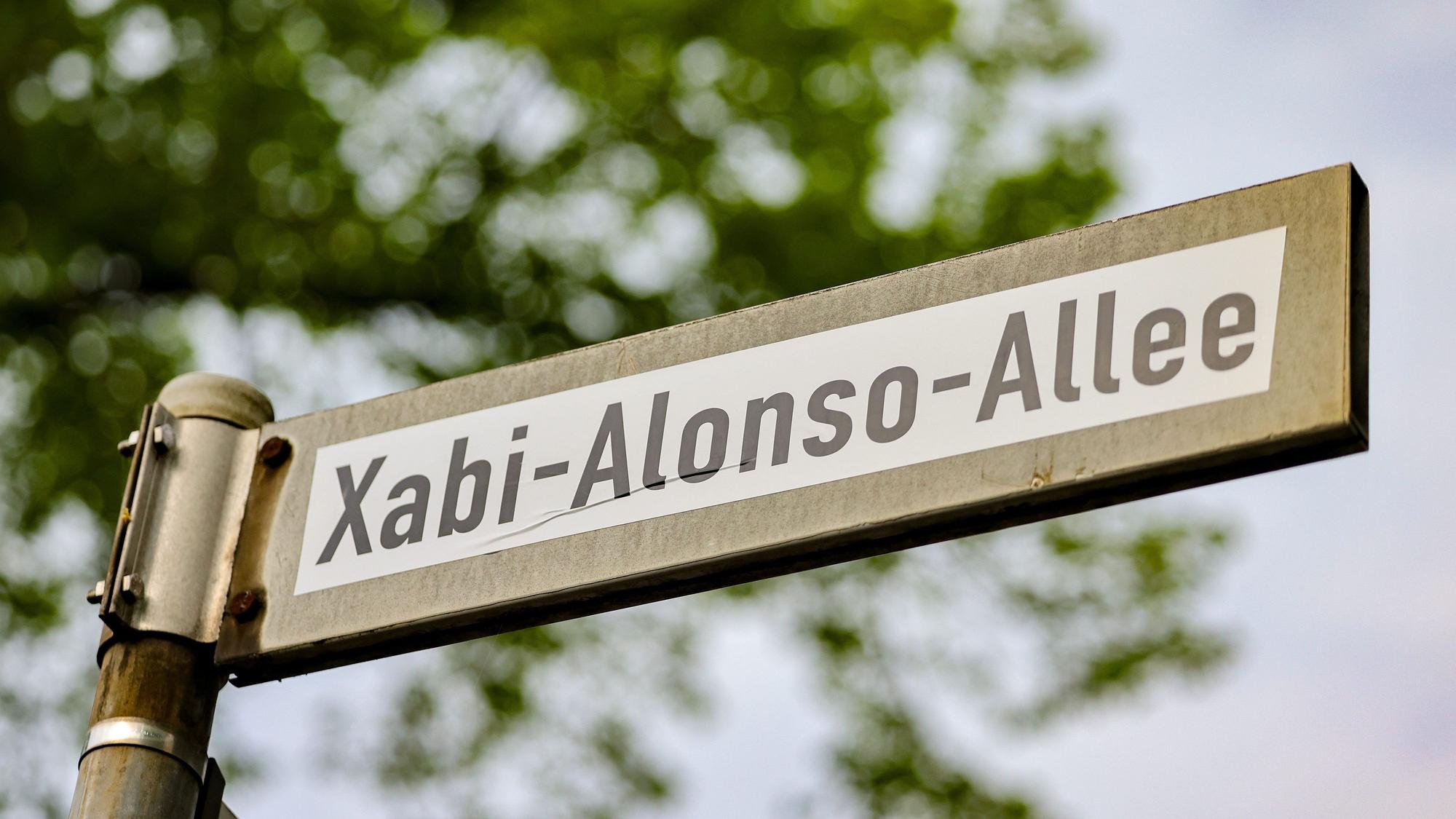 Fans von Bayer Leverkusen hatten vor dem Spiel gegen Werder Bremen Straßenschilder mit „Xabi-Alonso-Allee“ überklebt.
