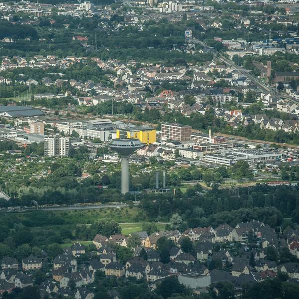 Luftbild von Leverkusen mit dem Wasserturm in der Mitte