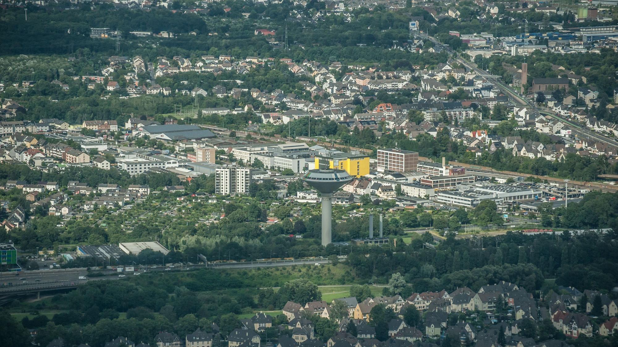Luftbild von Leverkusen mit dem Wasserturm in der Mitte