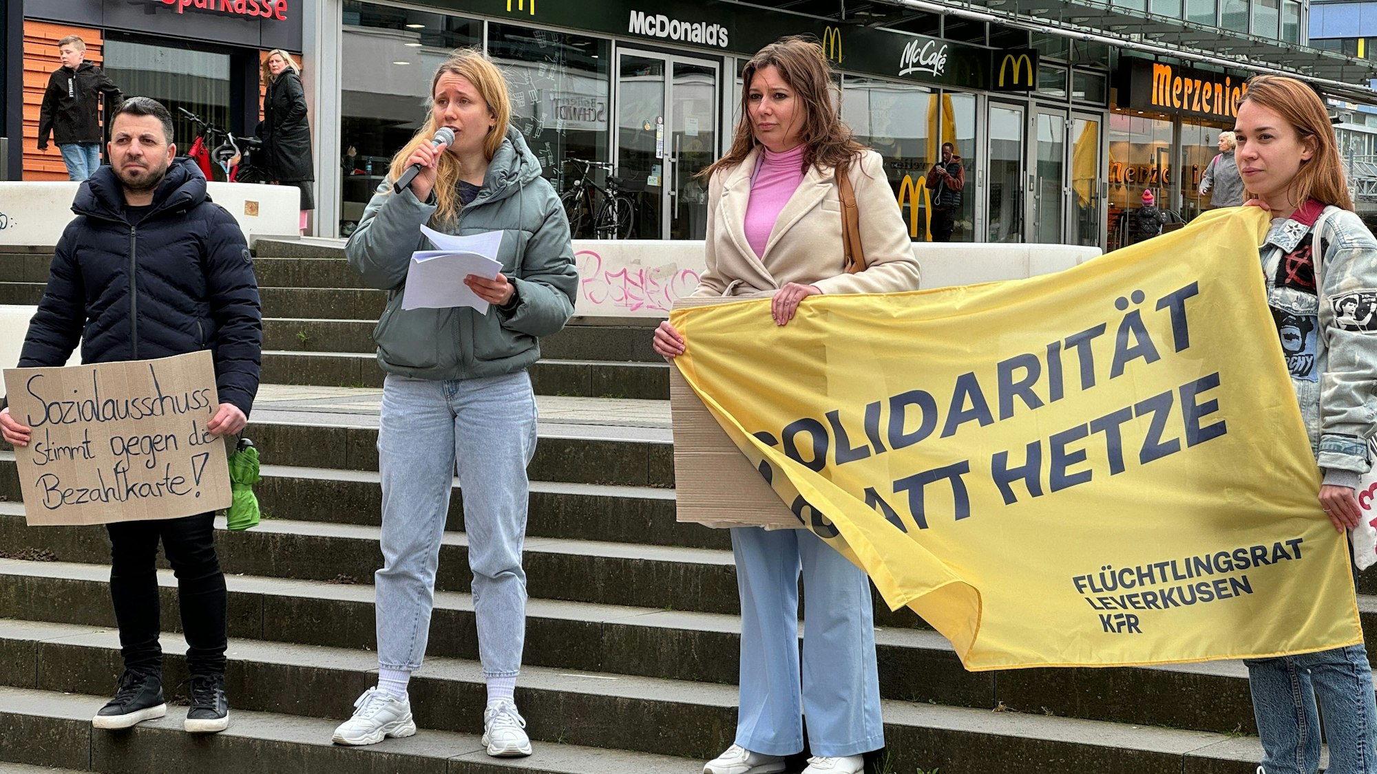 Inga Scheel vom Flüchtlingsrat nennt die Bezahlkarte ein Instrument der Diskriminierung.