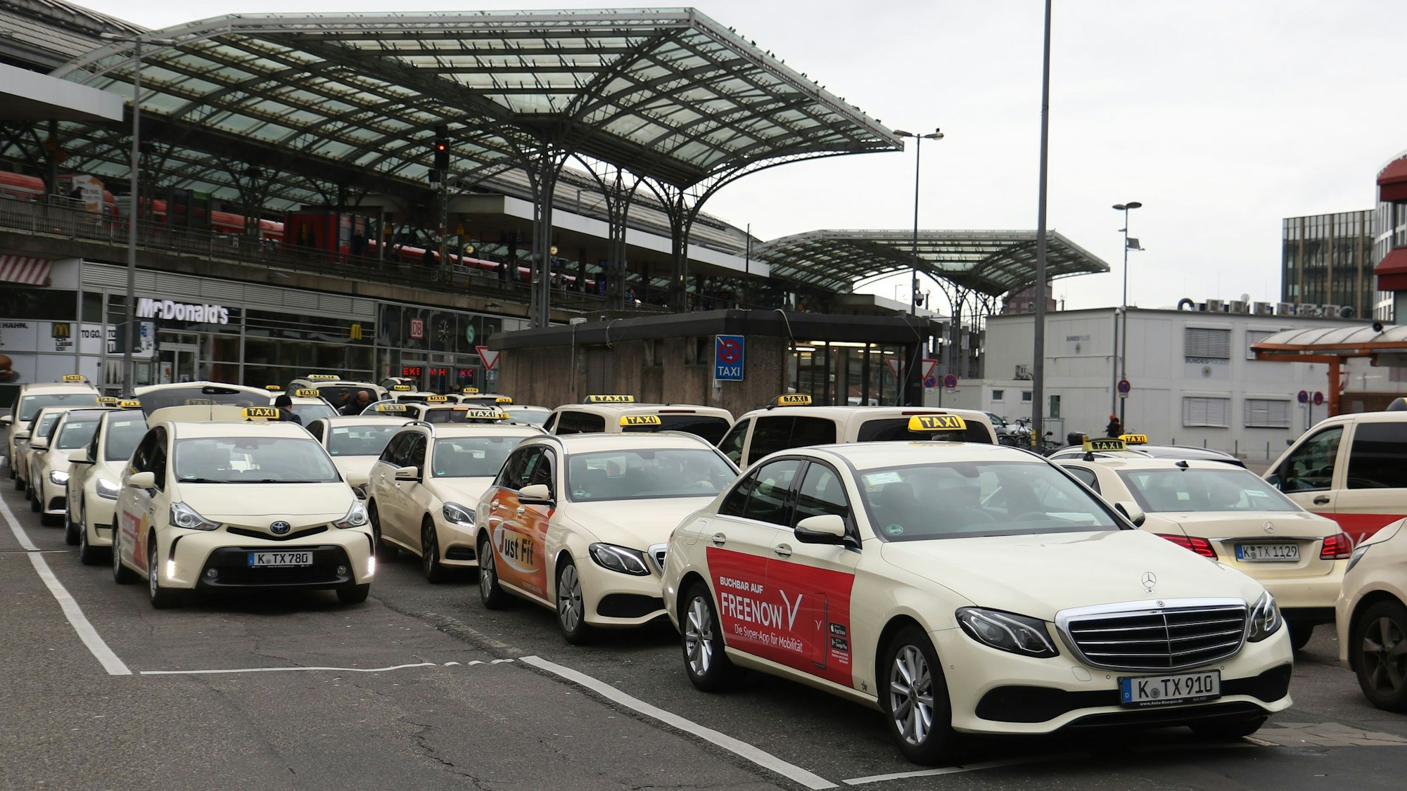 Taxis warten am Breslauer Platz auf Kundschaft (Archivbild).