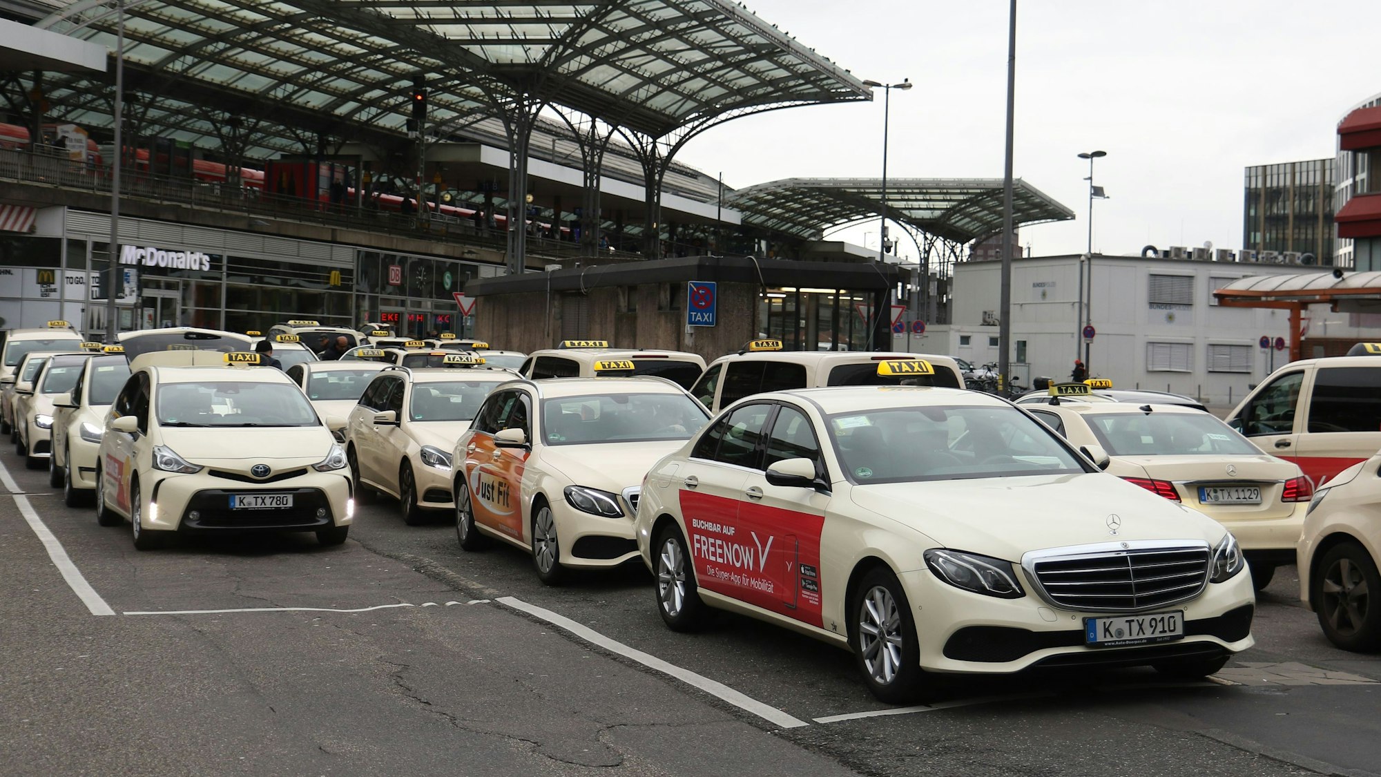 Taxifahrer warten am Breslauer Platz auf Kundschaft.