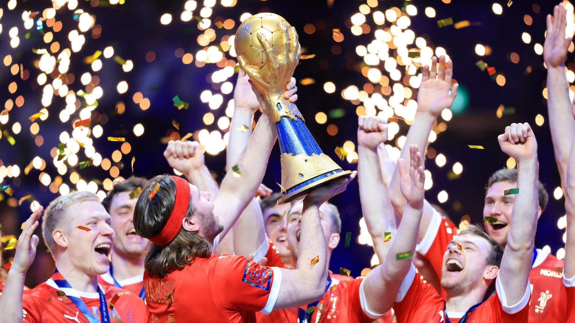 Dänemarks Spieler Mikkel Hansen hebt nach dem Gewinn der Handball-WM 2023 den Pokal in die Höhe.
