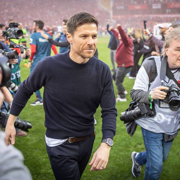 Xabi Alonso wird nach dem Sieg gegen Werder Bremen von Fotoreportern begleitet.