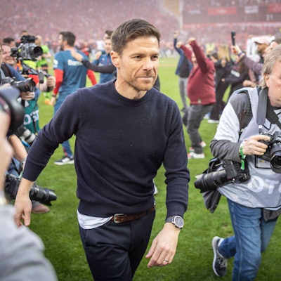 Xabi Alonso wird nach dem Sieg gegen Werder Bremen von Fotoreportern begleitet.