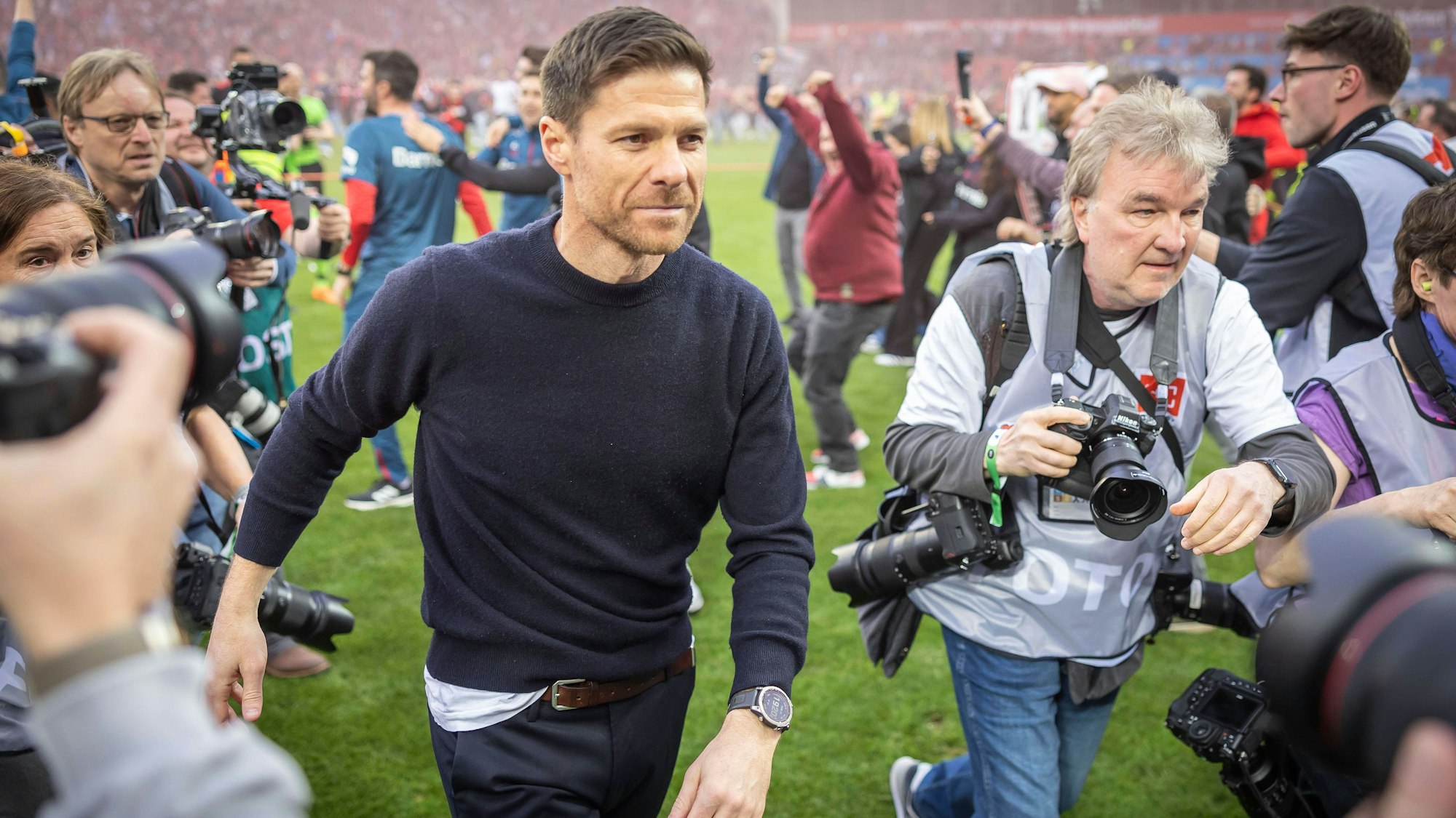 Xabi Alonso wird nach dem Sieg gegen Werder Bremen von Fotoreportern begleitet.