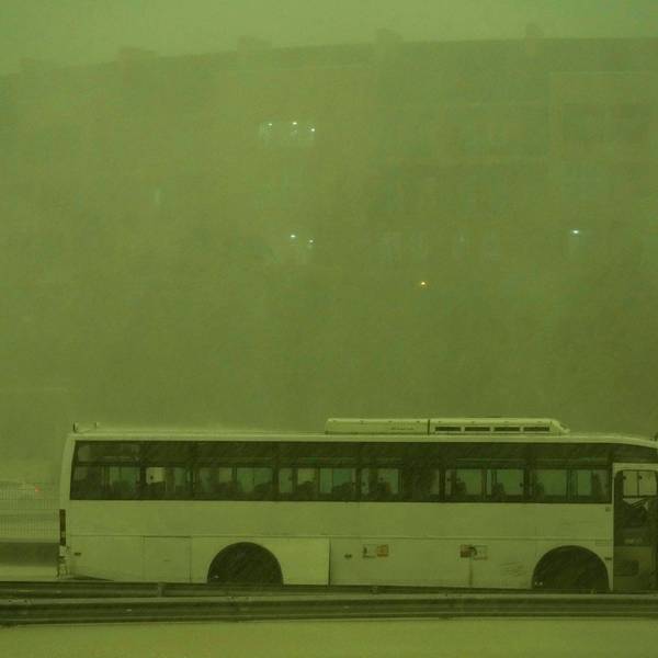 Mysteriöses Wetterphänomen in der Wüste: Der Himmel über Dubai färbte sich während des Sturms grün.