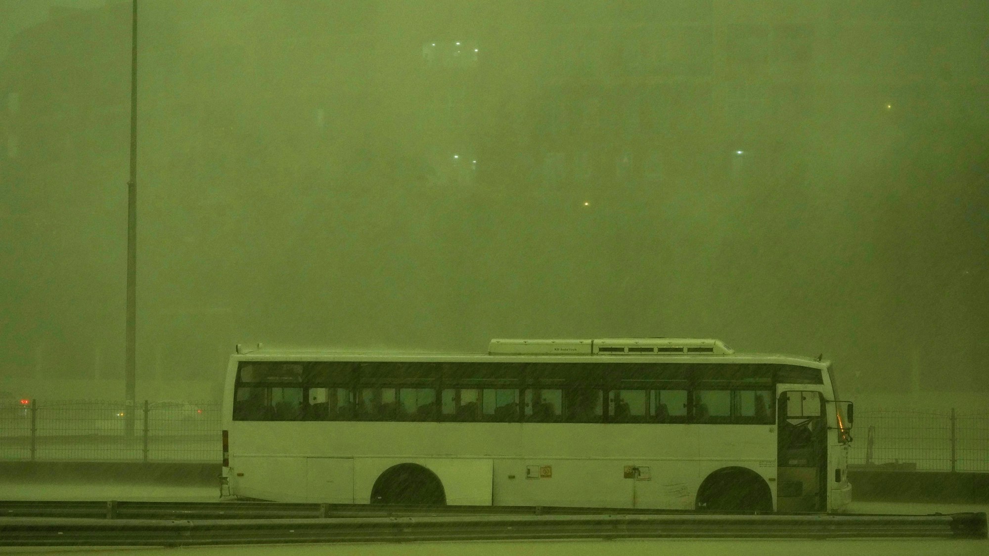 Mysteriöses Wetterphänomen in der Wüste: Der Himmel über Dubai färbte sich während des Sturms grün.