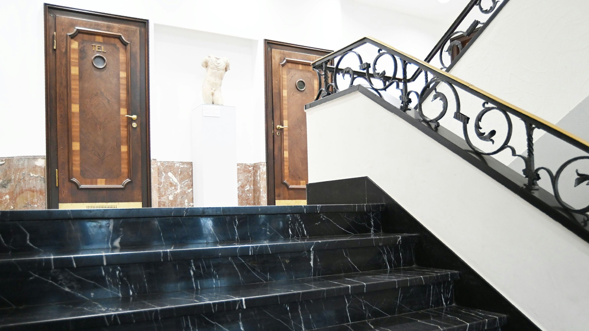 Maison Belge innen: Marmor und die Kunstvolle Tür zum Telefonraum.