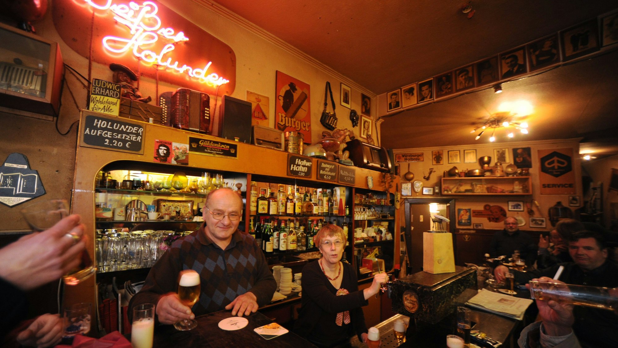 Karl Schiesberg und seine Frau Margotam Tresen des Weißen Holunder an der Gladbacher Straße. Bis 2013 leiteten sie die Kneipe. (Archivbild)