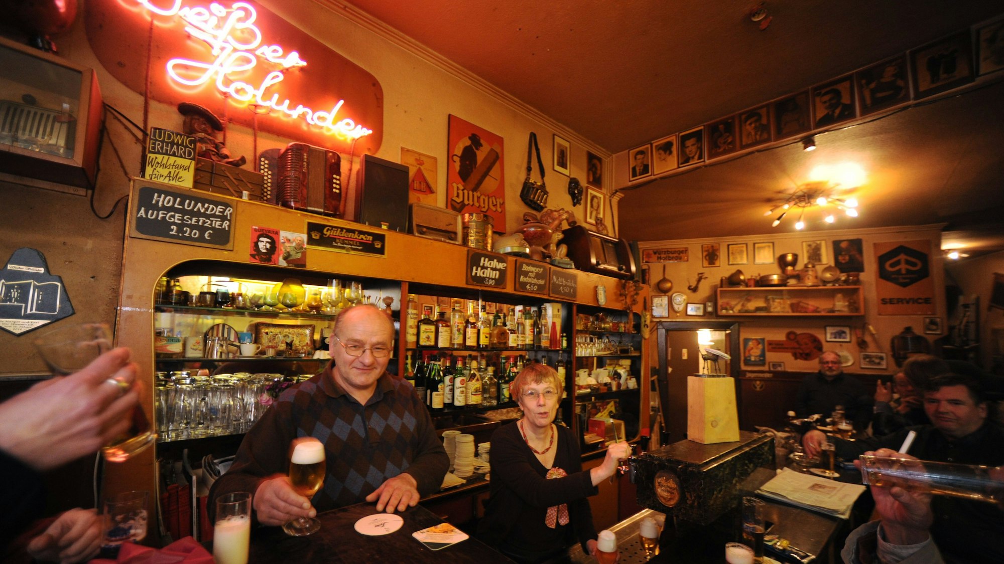 Karl Schiesberg und seine Frau Margotam Tresen des Weißen Holunder an der Gladbacher Straße. Bis 2013 leiteten sie die Kneipe. (Archivbild)