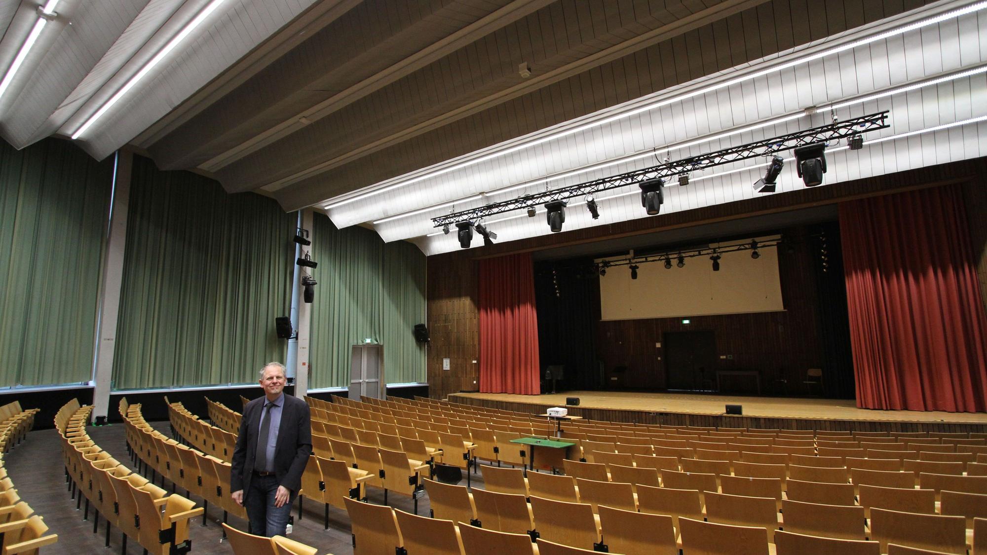 Schulleiter Sebastian Kaas in der wiedereröffneten Schulaula des Siegburger Anno-Gymnasiums