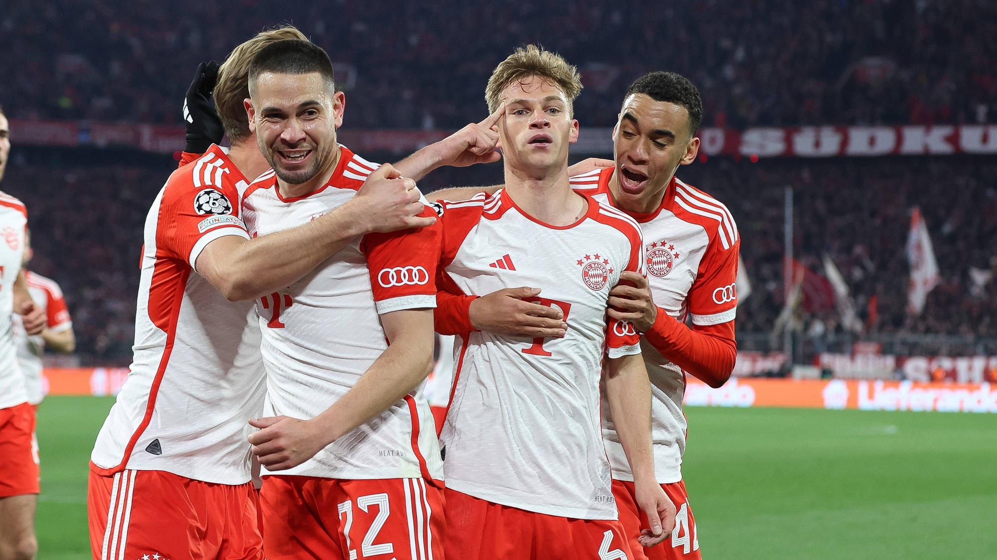Die Mannschaft freut sich über das Tor von Joshua Kimmich.