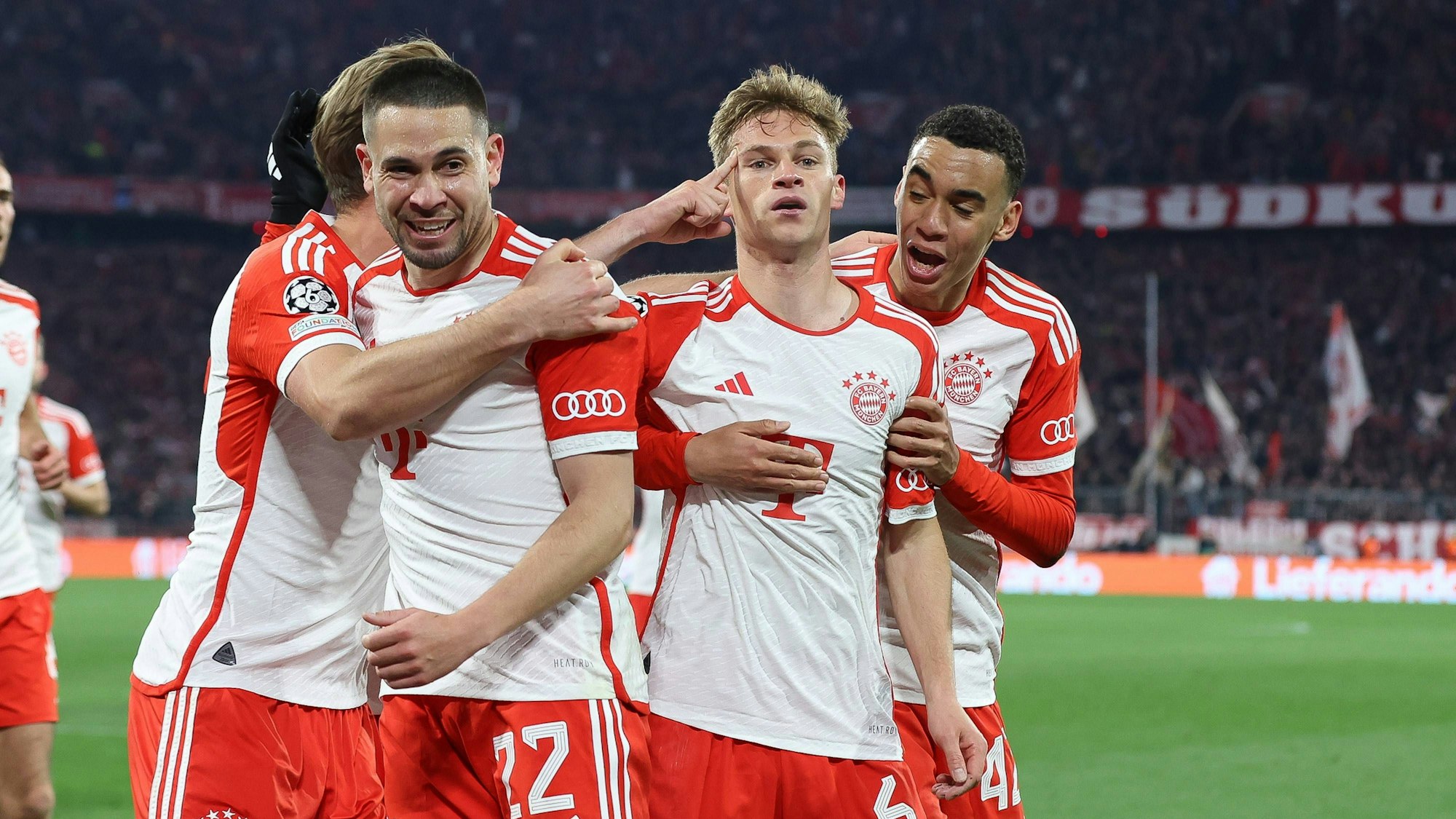 Die Mannschaft freut sich über das Tor von Joshua Kimmich.