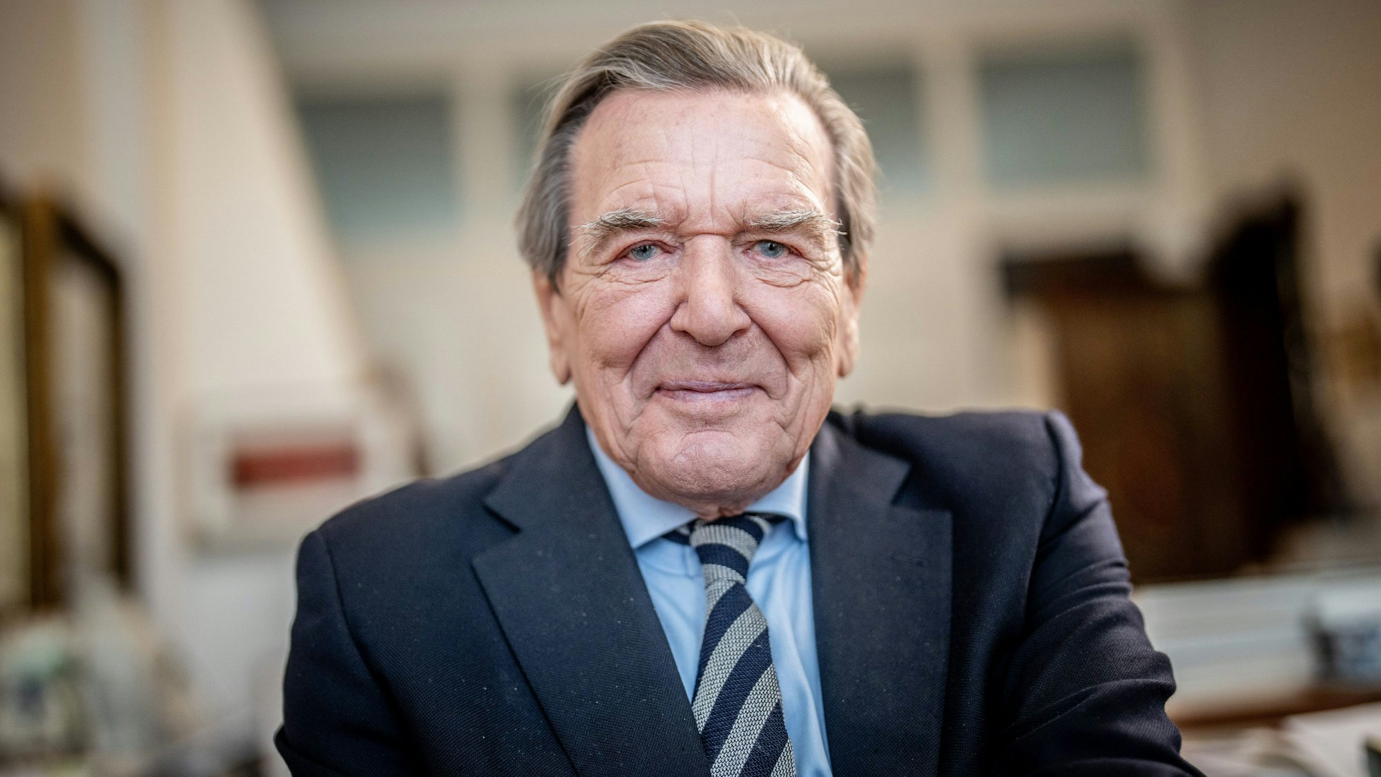 Gerhard Schröder (SPD), Bundeskanzler von 1998 bis 2005, aufgenommen in seiner Kanzlei. (Archivbild)