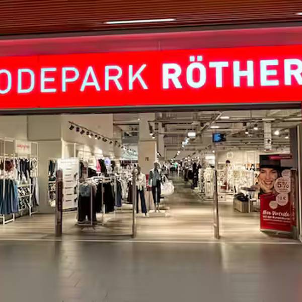 Auf dem Foto ist der Eingang zu einer Filiale des Modeparks Röther zu sehen.