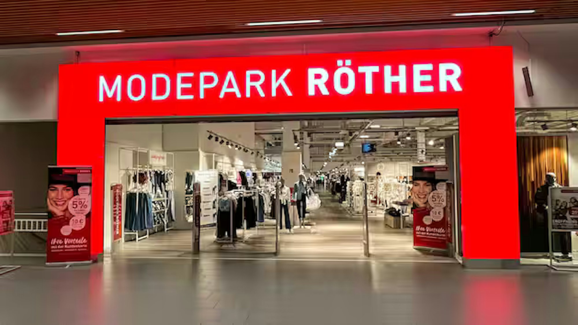 Auf dem Foto ist der Eingang zu einer Filiale des Modeparks Röther zu sehen.