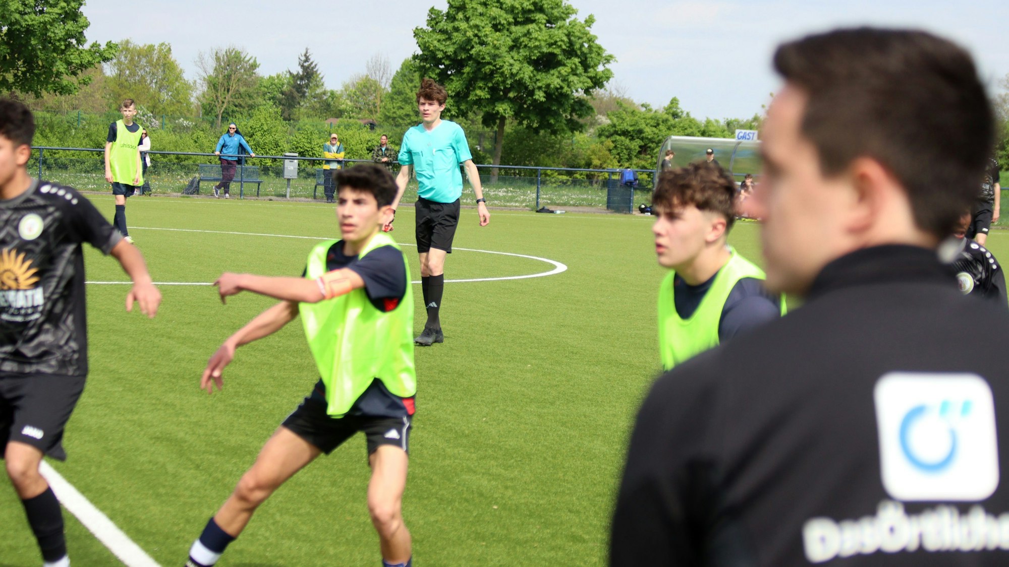 Arne Lichtenhagen beobachtet die Ausführung eines Einwurfs. Im Vordergrund unscharf ist Profi-Schiedsrichter Nico Fuchs zu sehen.