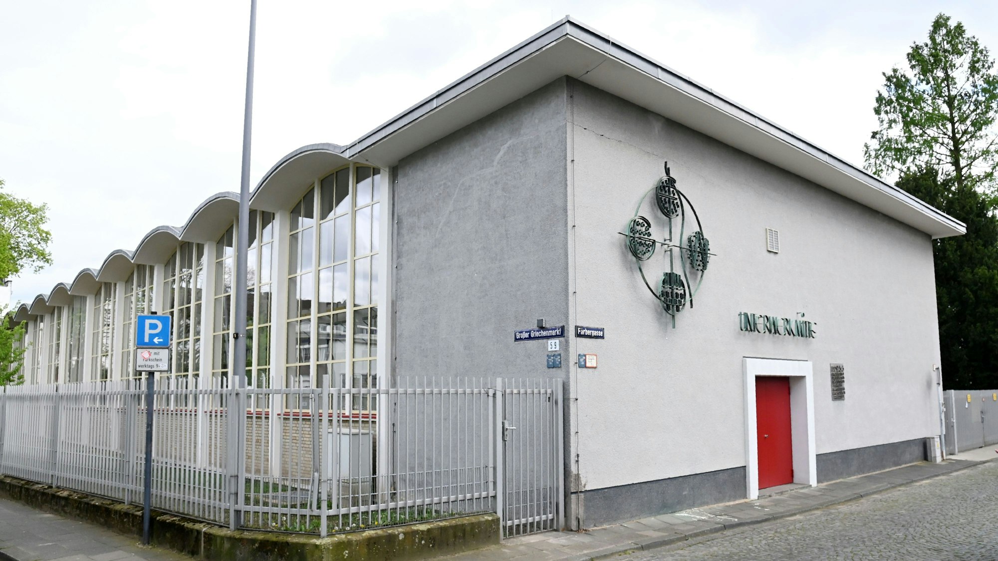 Das Umspannwerk ist von der Seite aufgenommen zu sehen.