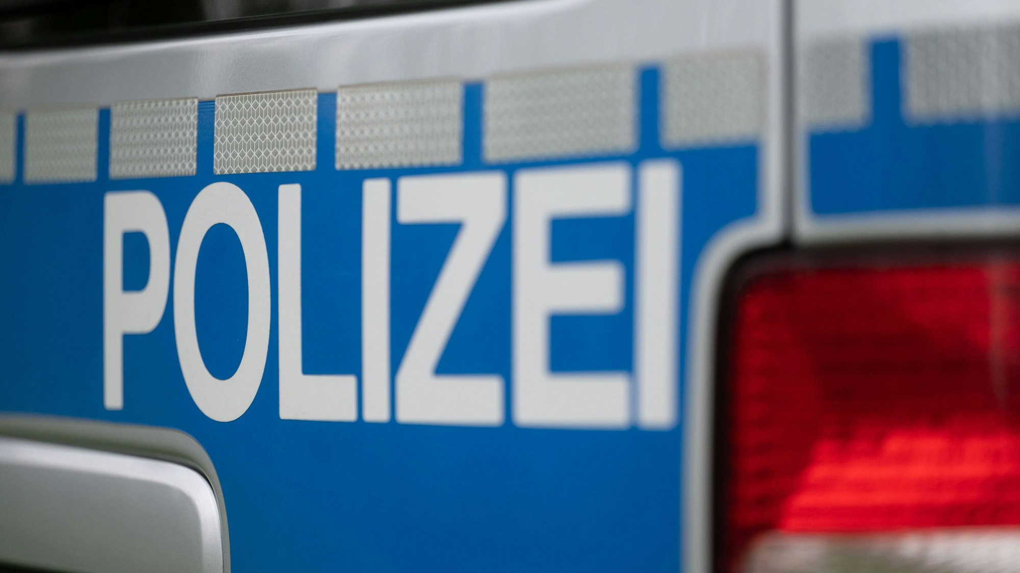 Auf dem Foto ist die Front eines Polizeiwagens zu sehen.