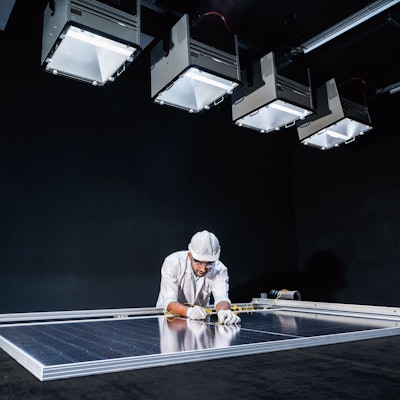 Prüfung eines PV-Moduls in Bangalore, Indien