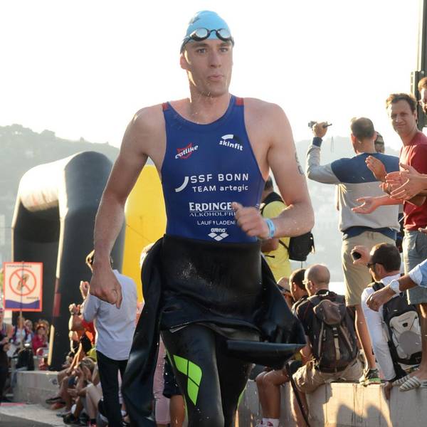 Ein Mann nimmt an einem Triathlon teil.