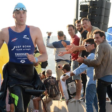 Ein Mann nimmt an einem Triathlon teil.