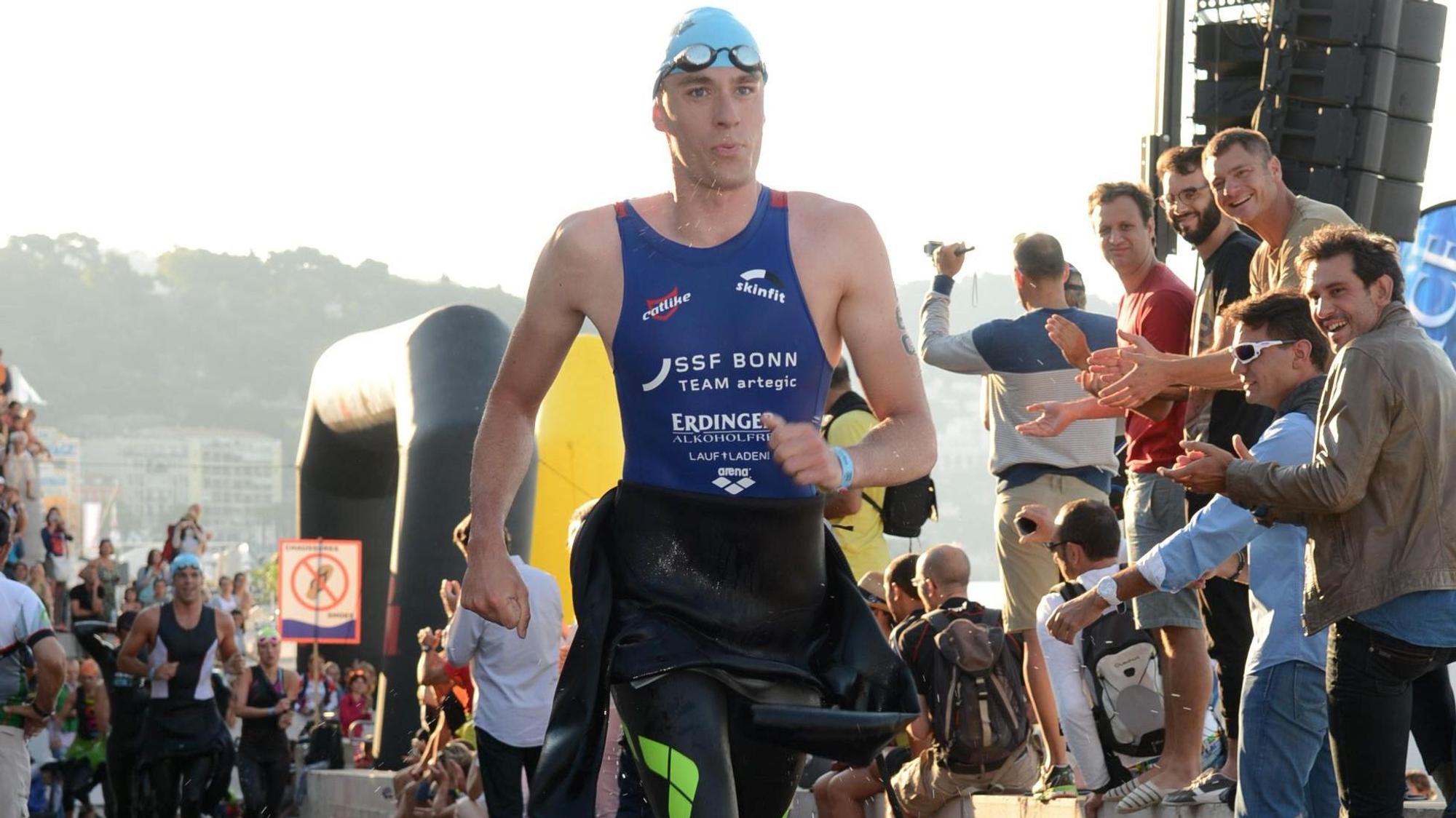 Ein Mann nimmt an einem Triathlon teil.
