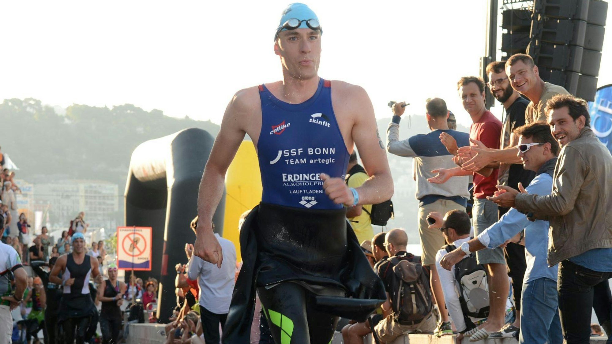 Ein Mann nimmt an einem Triathlon teil.