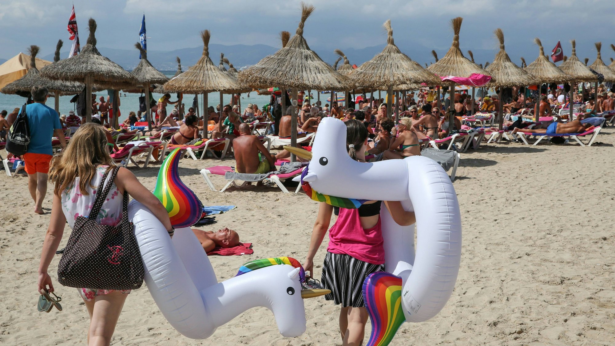 Touristen tummeln sich an den Stränden von Mallorca.