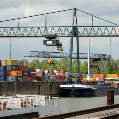 Der Niehler Hafen im Kölner Norden ist ein wichtiger Umschlagplatz für die Region