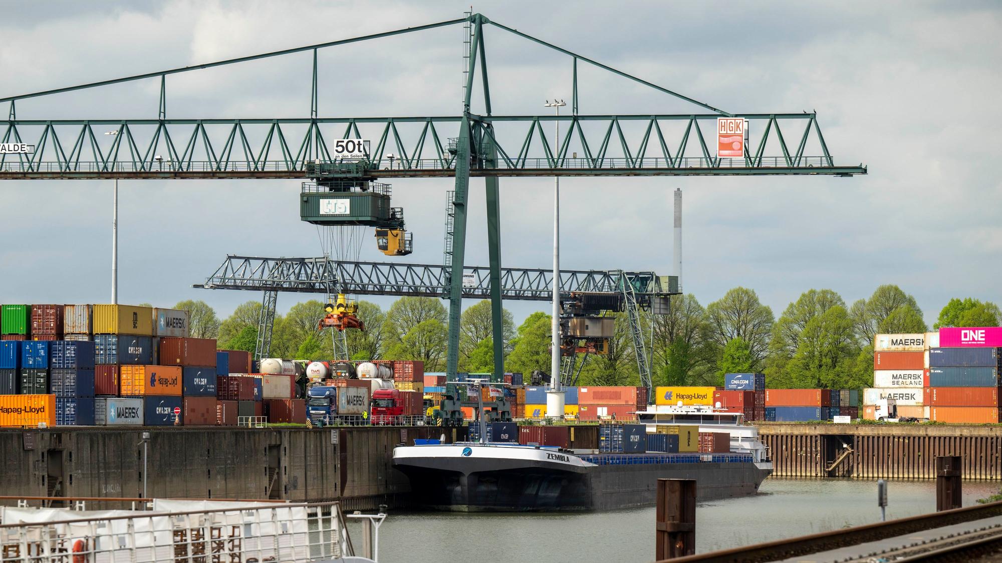 Container im Niehler Hafen.
